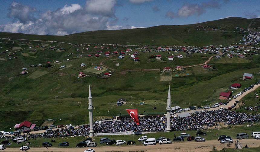 Üstü açık tarihi camide cuma namazı geleneği devam ettiriliyor
