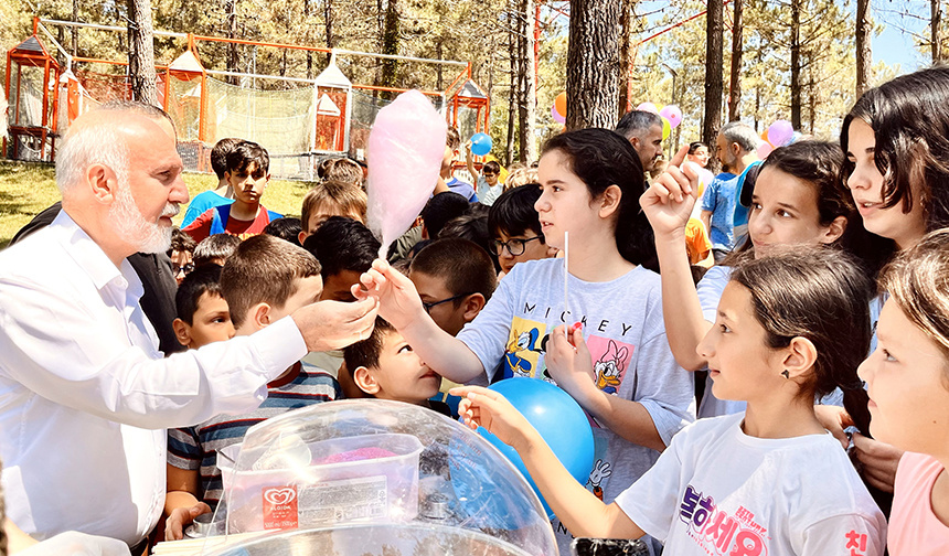 İl Müftüsü Keskin’den camiye gelen çocuklara pamuk şeker ikramı