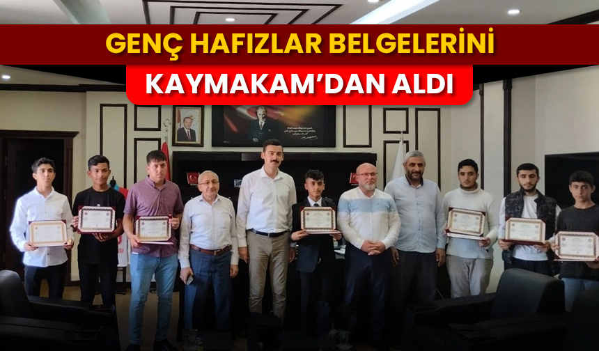 Genç hafızlar belgelerini Kaymakam’dan aldı