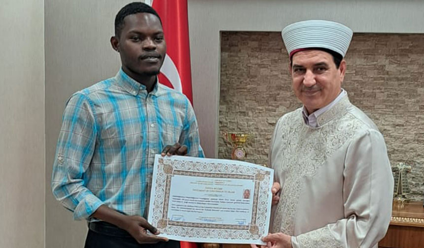 Müftülüğün gençlik faaliyetlerinden etkilenen Benin uyruklu genç, İslam’ı seçti
