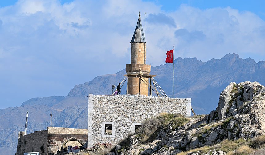 Van Kalesi’ndeki Süleyman Han Camii yeniden inşa ediliyor