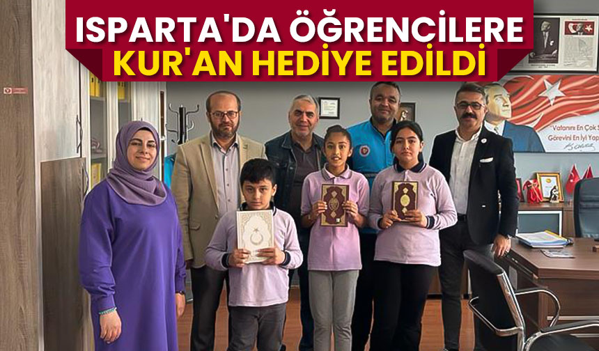 Isparta’da öğrencilere Kur’an hediye edildi
