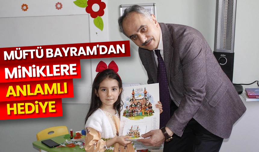 Müftü Bayram’dan miniklere anlamlı hediye