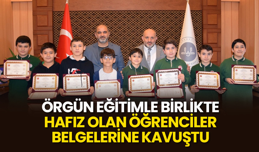 Örgün eğitimle birlikte hafız olan öğrenciler belgelerine kavuştu