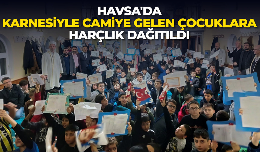 Havsa’da karnesiyle camiye gelen çocuklara harçlık dağıtıldı