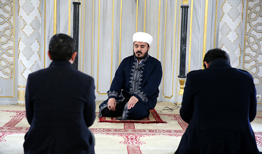 Görme engelli imam engelleri meslek aşkıyla aşıyor