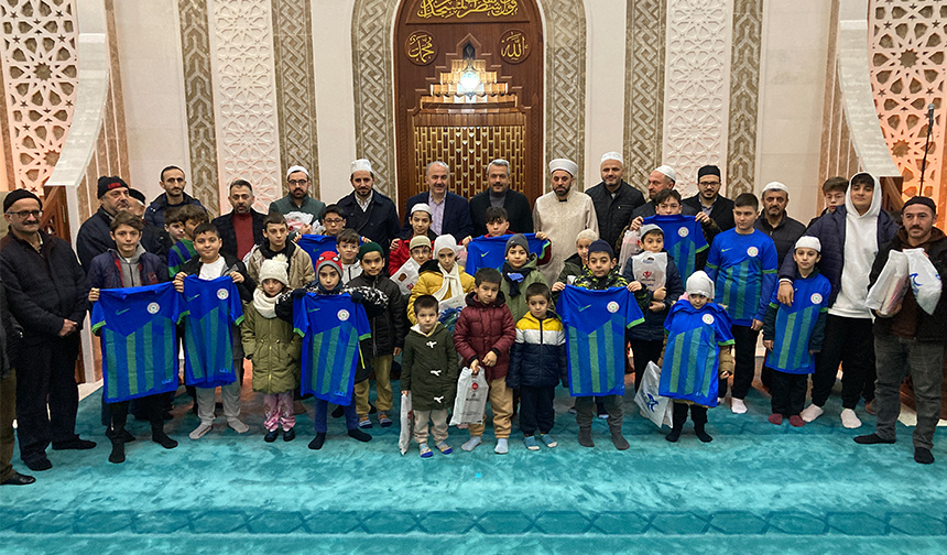 Rize’de “Camiyi Seviyoruz Namazla Buluşuyoruz” ödülleri verildi
