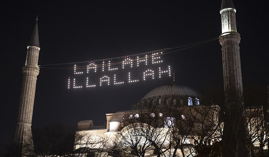 Ayasofya-i Kebir Cami-i Şerifi’ne “La ilahe illallah” mahyası asıldı