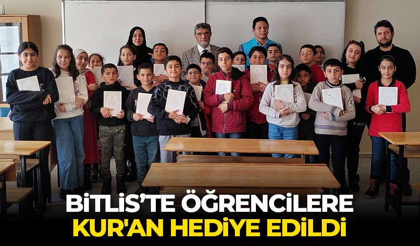 Bitlis’te öğrencilere Kur’an hediye edildi
