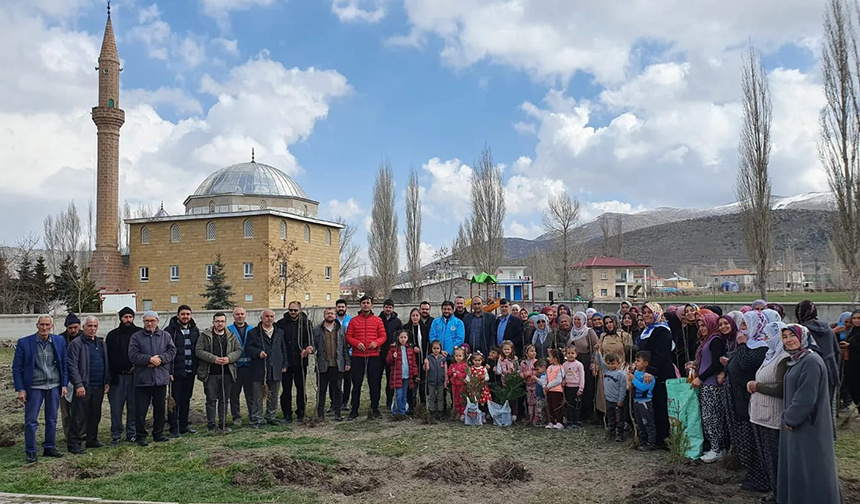 Çiftlik’te “Dikili Bir Ağacım Olsun” projesiyle onlarca fidan toprakla buluştu