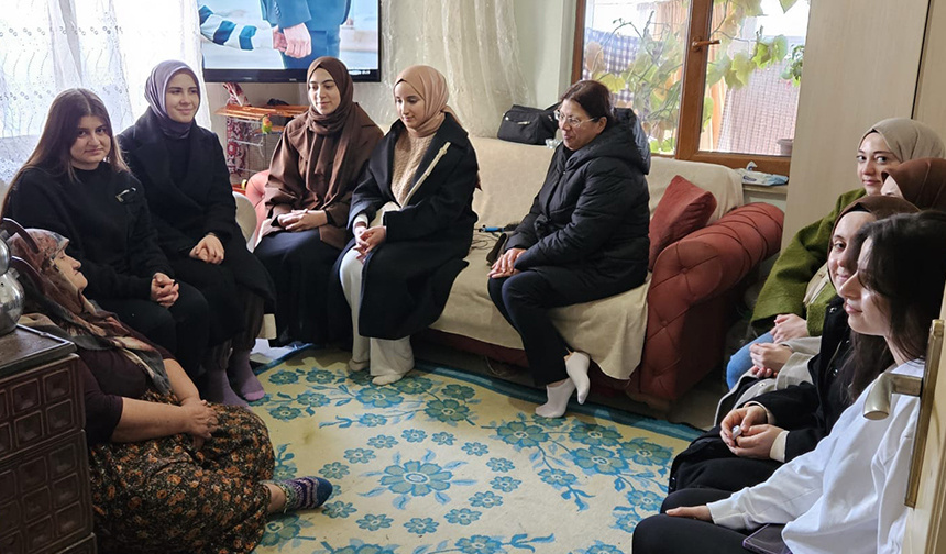 Gençler, yaşlıların evini temizleyip iftar yemeği hazırladı