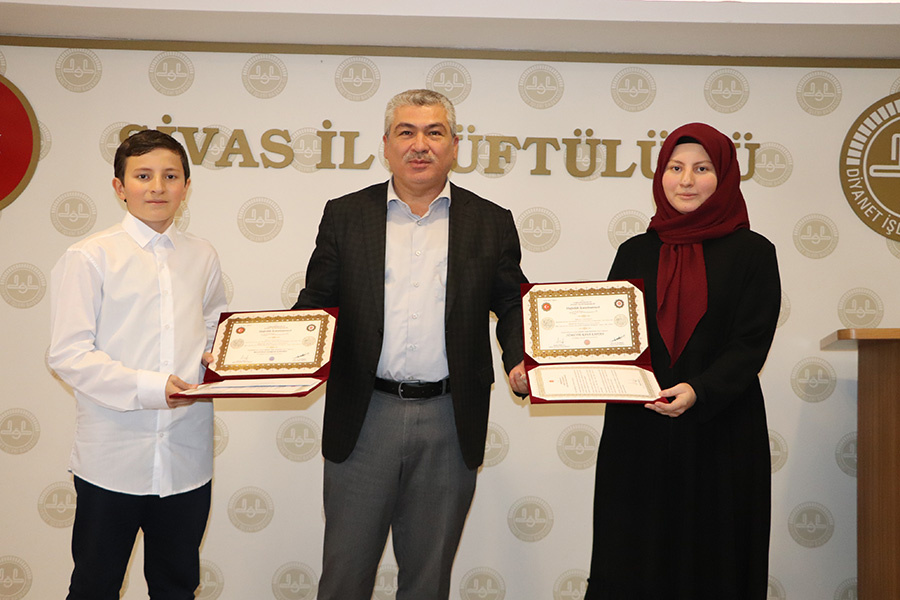 Sivaslı kardeşler birlikte hafız olmanın sevincini yaşadı