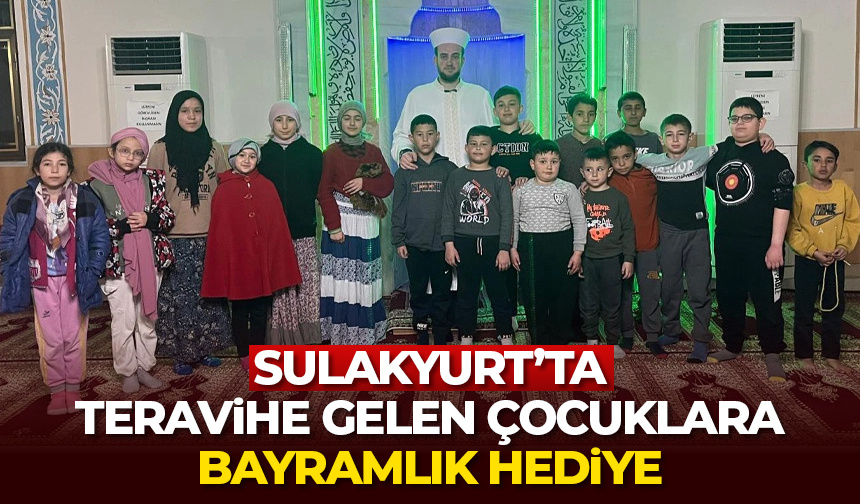 Sulakyurt’ta teravihe gelen çocuklara bayramlık hediye