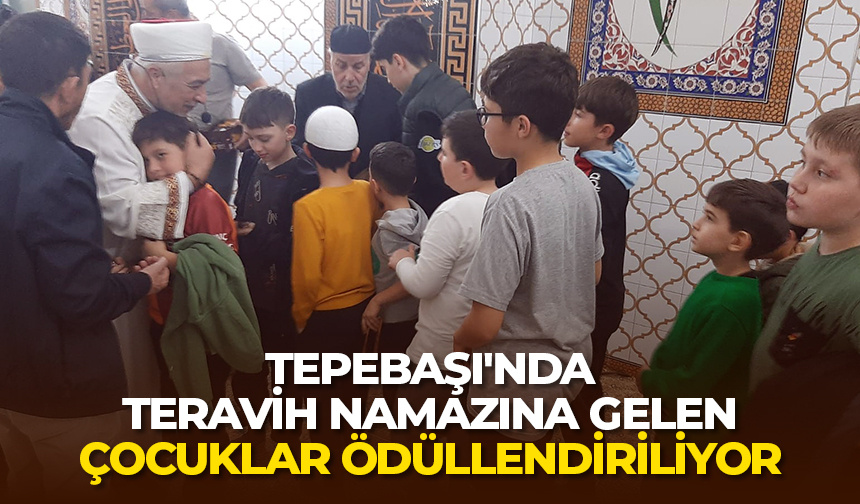 Teravih namazına gelen çocuklar ödüllendiriliyor