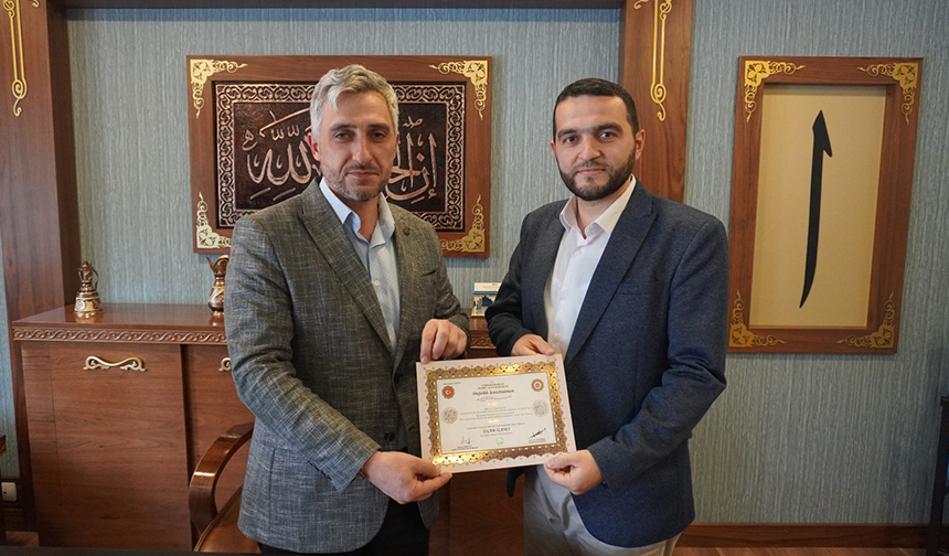 Din görevlisi 35 yaşında hafız oldu