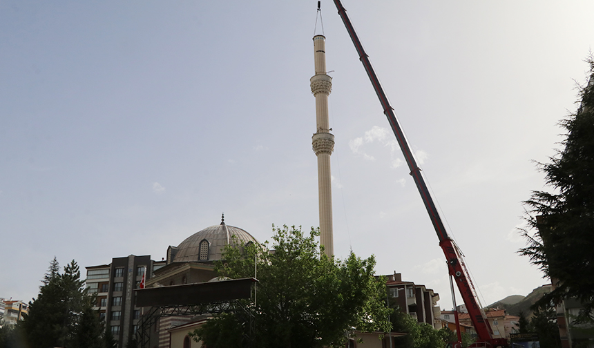 Çankırı’da devrilme tehlikesi bulunan minarenin kontrollü yıkımına başlandı