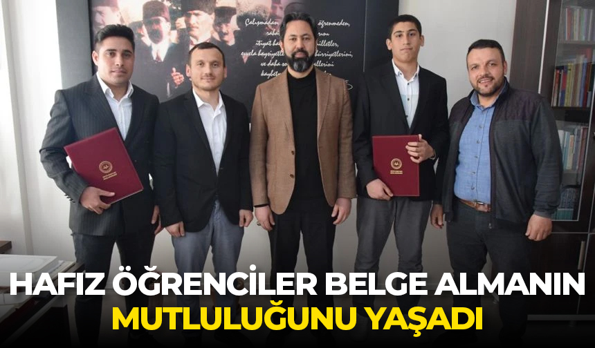Hafız öğrenciler belge almanın mutluluğunu yaşadı