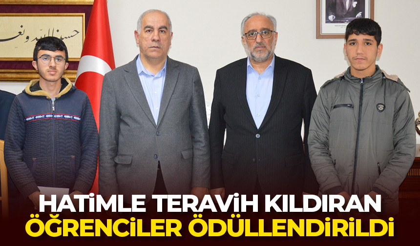 Hatimle teravih kıldıran öğrenciler ödüllendirildi