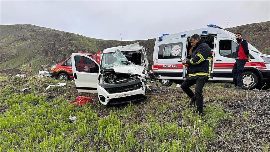 Ağrı’da hafif ticari araç ile minibüs çarpıştı, 2 kişi öldü, 5 kişi yaralandı