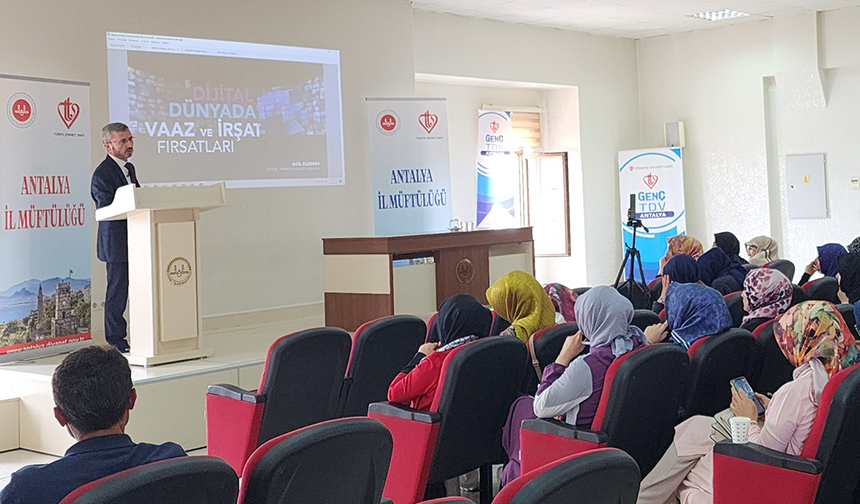 Antalya’da gençlik hizmetlerinde görevli personele eğitim