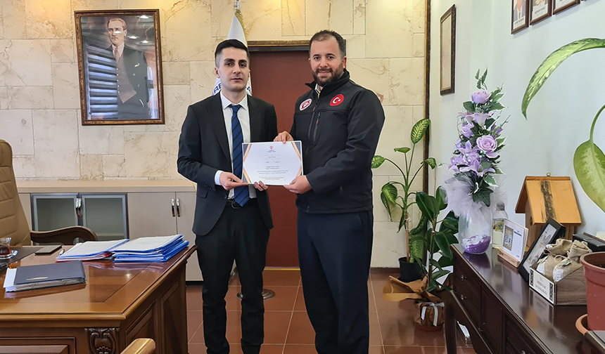 Derebucak Kaymakamı Tanış, kurbanını TDV’ye emanet etti
