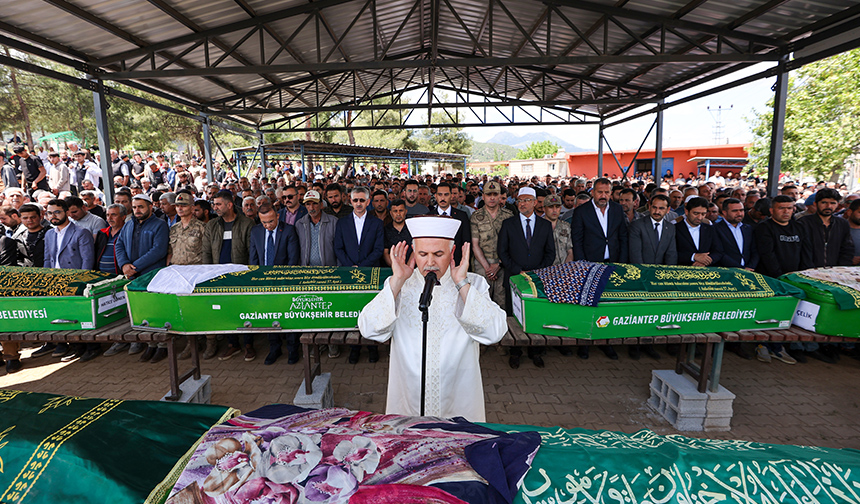 Gaziantep’teki trafik kazasında ölen 9 kişi toprağa verildi