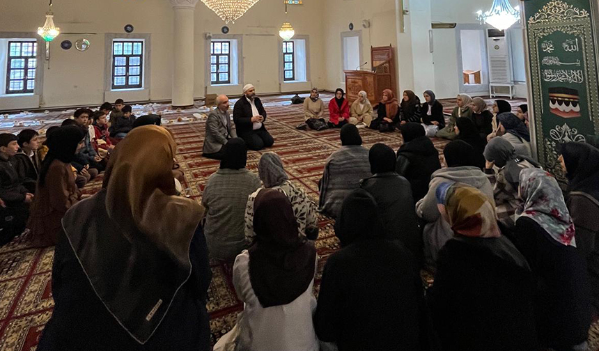 Gediz’de gençler sabah namazında buluştu
