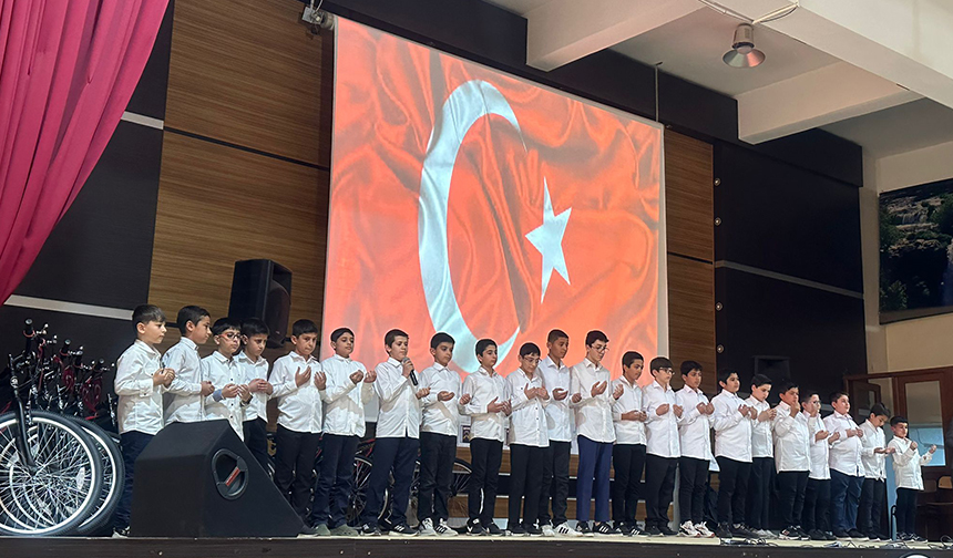 Siirt’te gençlerin hadis bilgisini artıran etkinlikte ödüller dağıtıldı