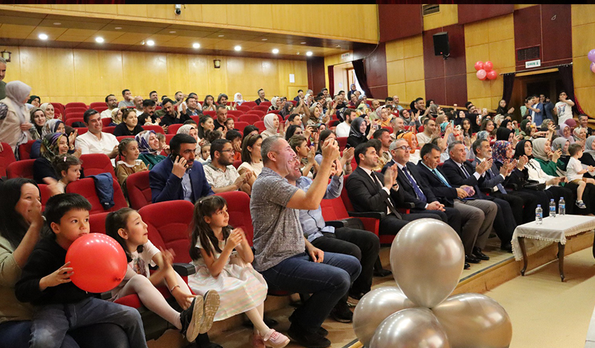 Tunceli’de minikler ve aileleri yıl sonu heyecanı yaşadı