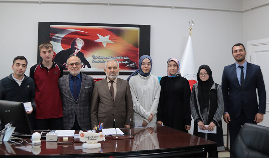 Çankırı’da umre ödüllü bilgi yarışmasında dereceye girenlere ödülleri verildi