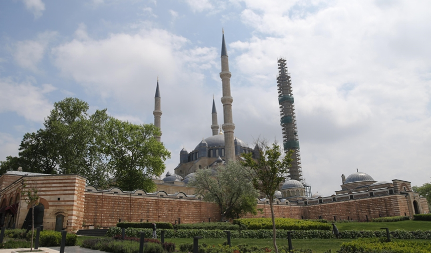 “Zaman belirleyici” olarak bilinen muvakkithanelerin bir örneği de Selimiye’de