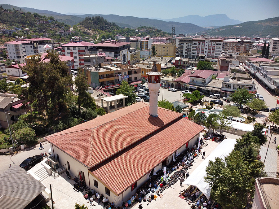 Osmaniye’de depremlerde hasar alan cami onarılarak ibadete açıldı