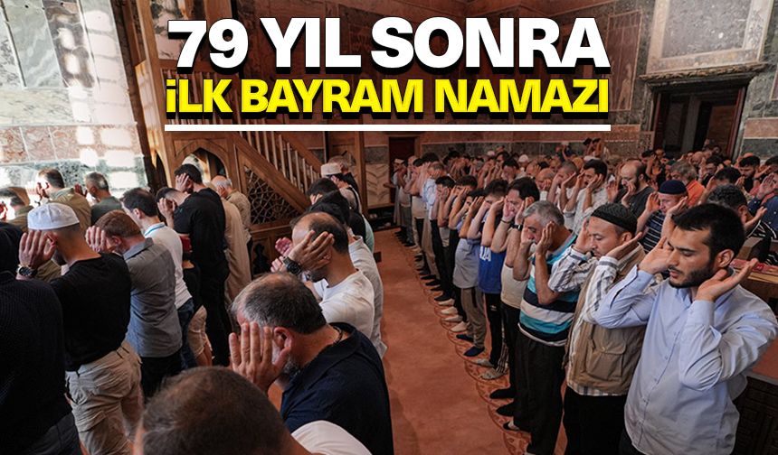 Yeniden ibadete açılan Kariye Camisi’nde 79 yıl sonra ilk bayram namazı kılındı