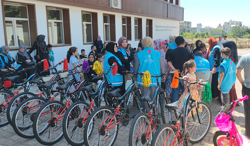 Adıyaman’da çocuklara bayram hediyesi dağıtıldı