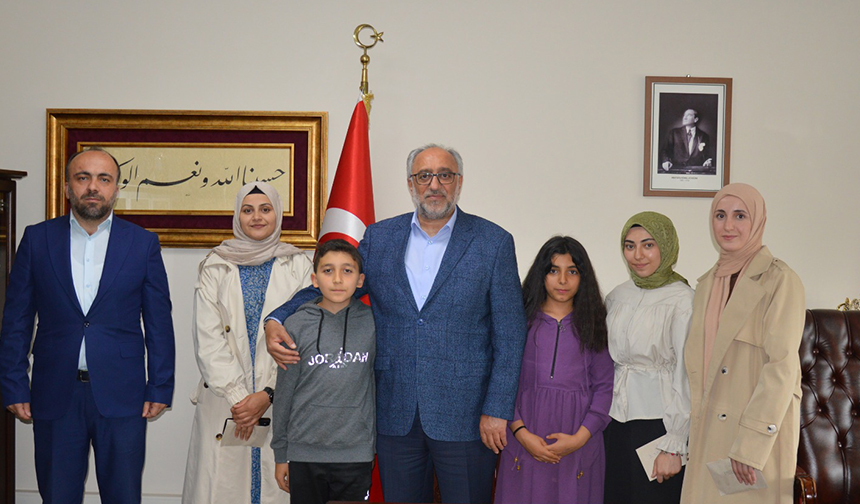 Ardahan’da dereceye giren öğrenciler ödüllendirildi