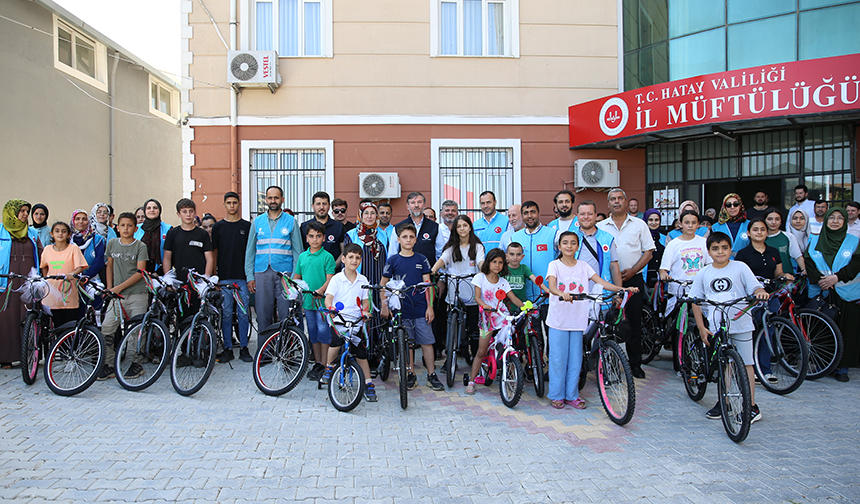 Hatay’da 42 yetim öğrenciye bisiklet hediye edildi
