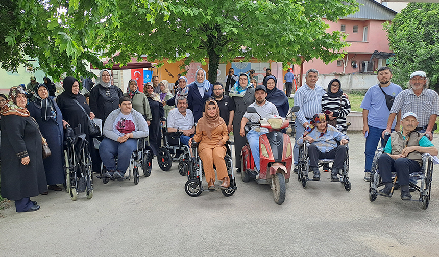 Sakarya’da engellilere akülü araba ve tekerlekli sandalye dağıtıldı