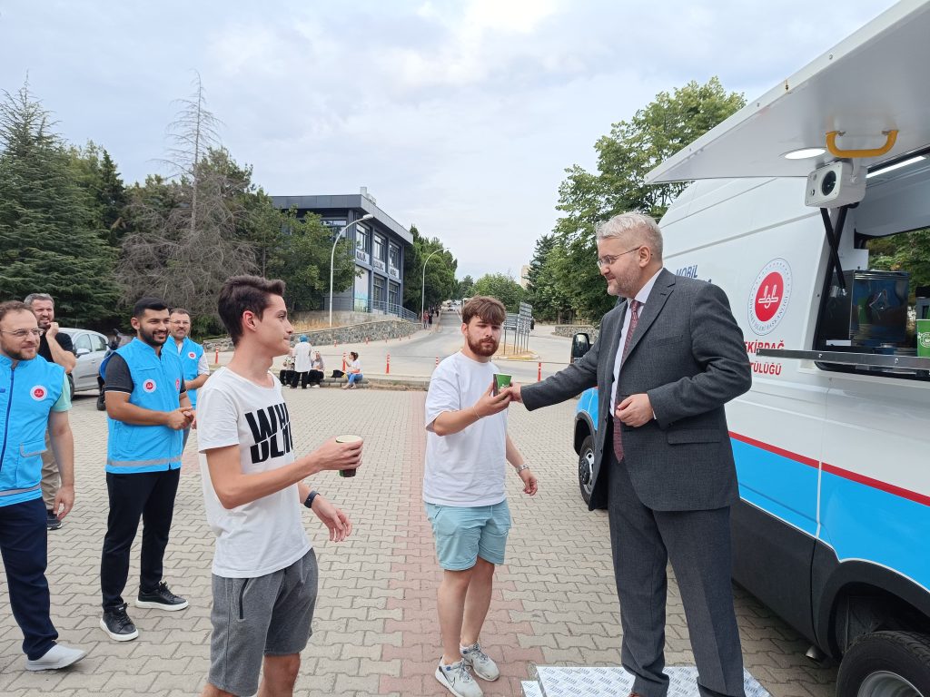 Sınav haftasındaki öğrencilere “sıcak ikram”