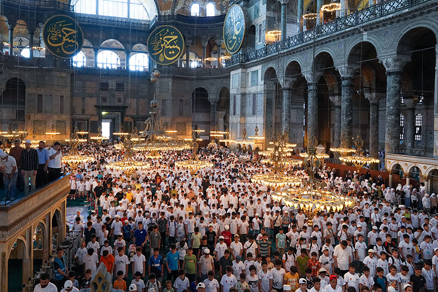 TÜGVA’nın yaz okuluna giden öğrenciler Ayasofya-i Kebir Cami-i Şerifi’nde buluştu