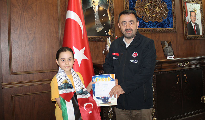 İki yıldır biriktirdiği harçlıklarını Filistin için bağışladı