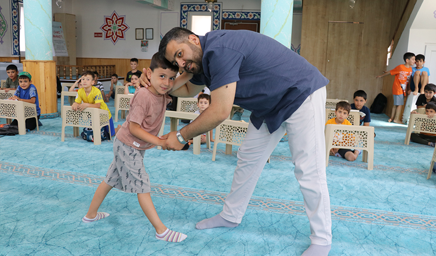 Amasya’da imam camiyi sevdirmek için minik öğrencileriyle güreşiyor