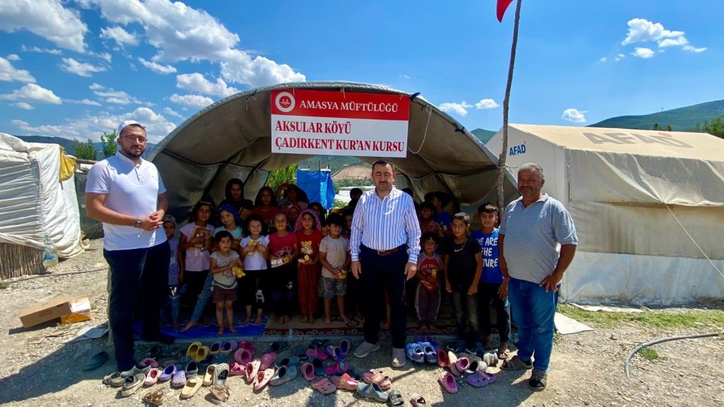 Amasya’da mevsimlik tarım işçilerinin çocuklarına çadır kentte Kur’an-ı Kerim öğretiliyor