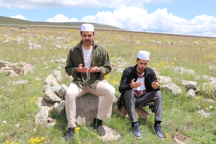 Erzurumlu hafızlar, 2 bin 600 rakımdaki Dumlubaba şehitliklerinde Kur’an-ı Kerim okudu