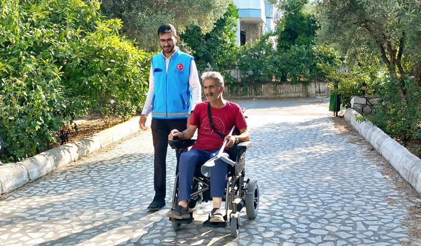 Din görevlisi öncü oldu, tekerlekli sandalye hediye edildi