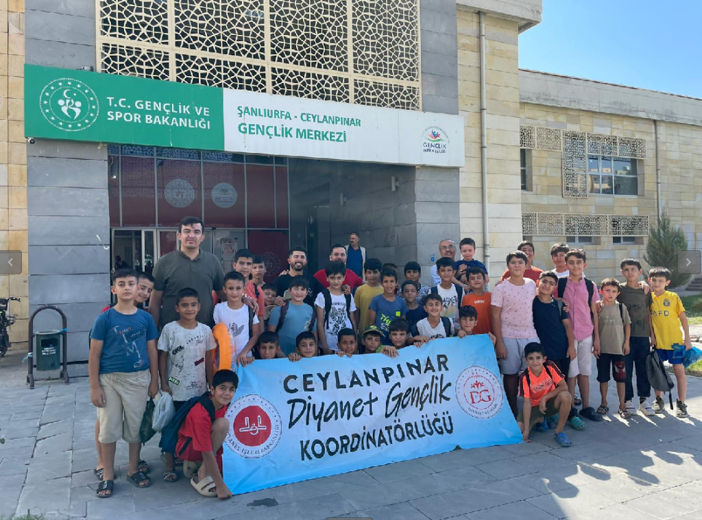 Şanlıurfa’da camiye gelen çocuklar havuzlarda serinliyor