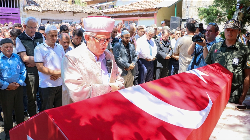 Şehit ormancı Şahin Dönertaş’ın cenazesi, memleketi Manisa’da toprağa verildi