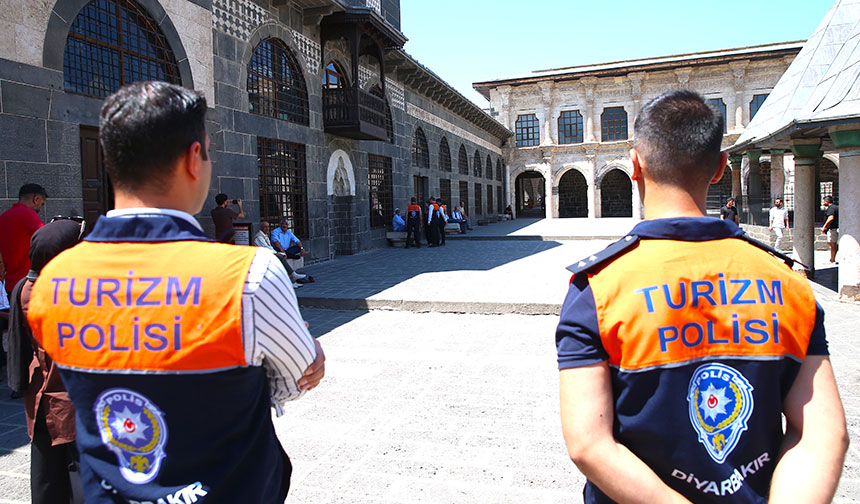 Tarihi Ulu Camii’nde turizm polisi göreve başladı