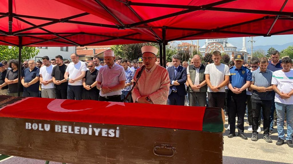Bursa’daki orman yangınını söndürme çalışmaları sırasında kazada ölen gönüllü Bolu’da defnedildi