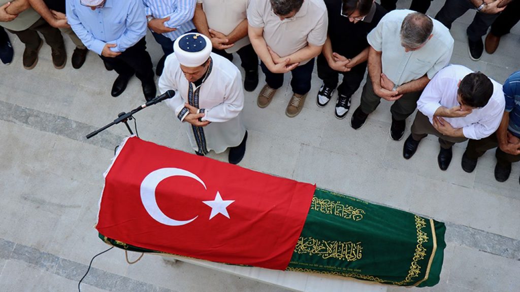 Dil eğitimi için gittiği ABD’de trafik kazasında hayatını kaybeden oğlunun cenaze namazını kıldırdı