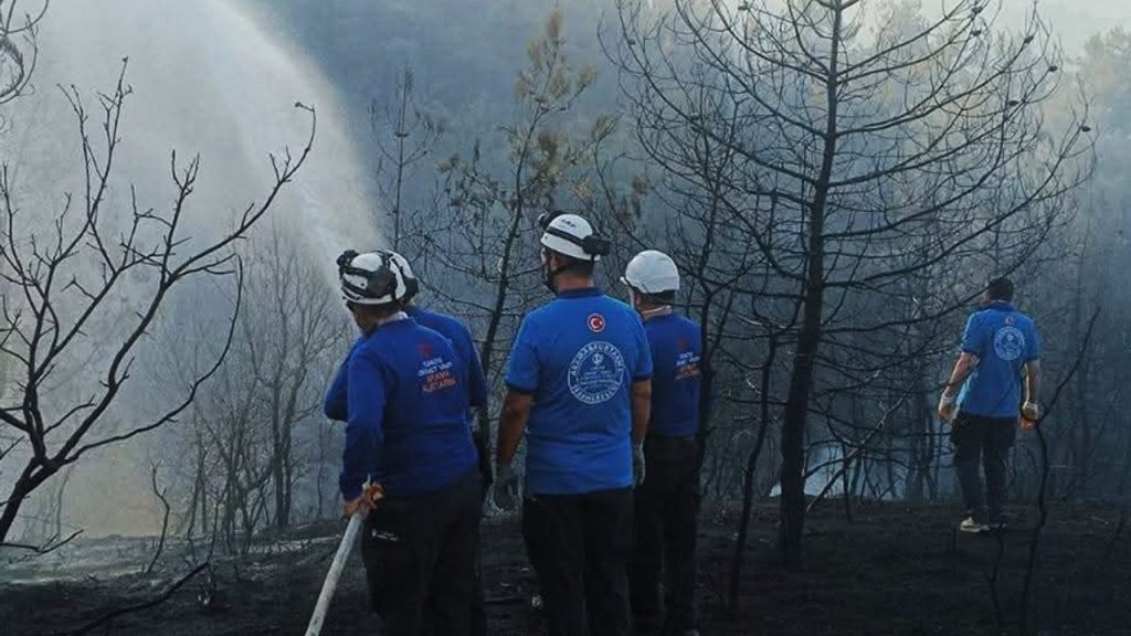 Bursa’da müftülük ekipleri yangın soğutma çalışmalarını sürdürüyor